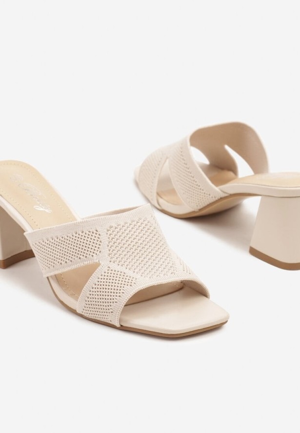 Beżowe Klapki na Trapezowym Obcasie z Biżuteryjnym Zdobieniem Adivily