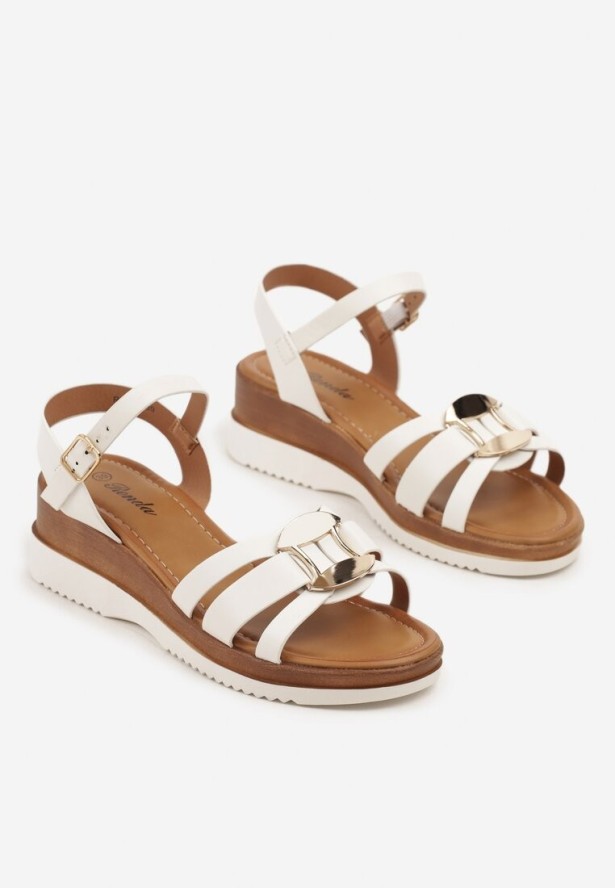 Białe Sandały na Koturnie Ozdobione Metaliczną Aplikacją Nevirissa