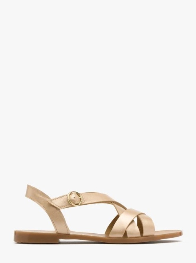 Złote sandały na płaskiej podeszwie