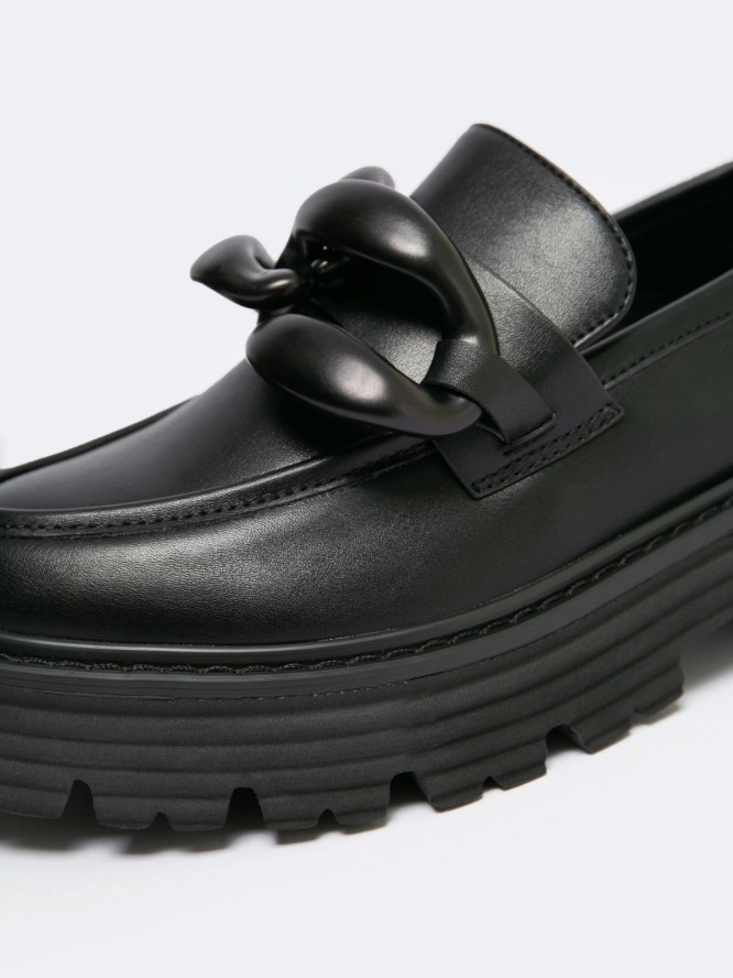 Mokasyny damskie loafersy z ozdobnym łaŅcuchem czarne LL274580 906