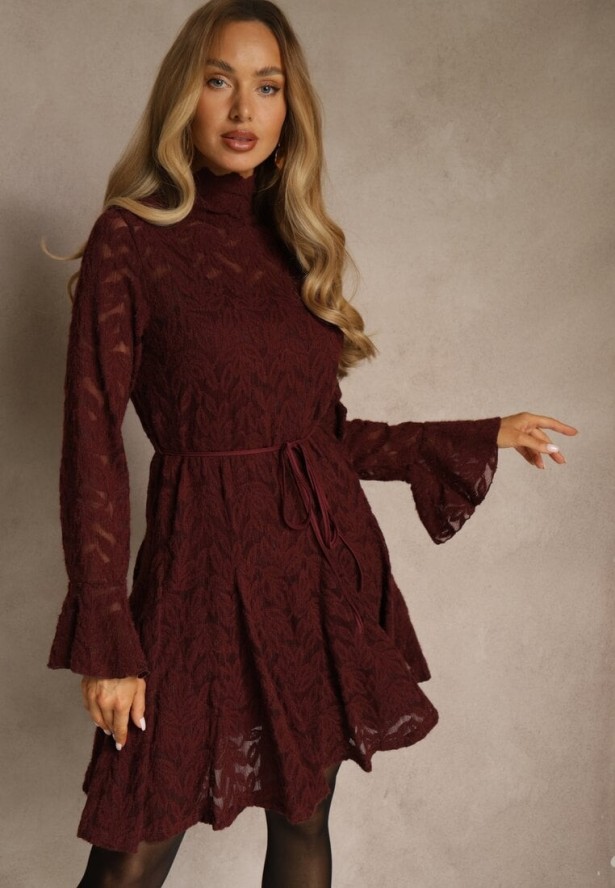 Bordowa Sukienka ze Stójką z Koronki Zdobiona Wiązaniem w Talii i Falbanami Elarassa
