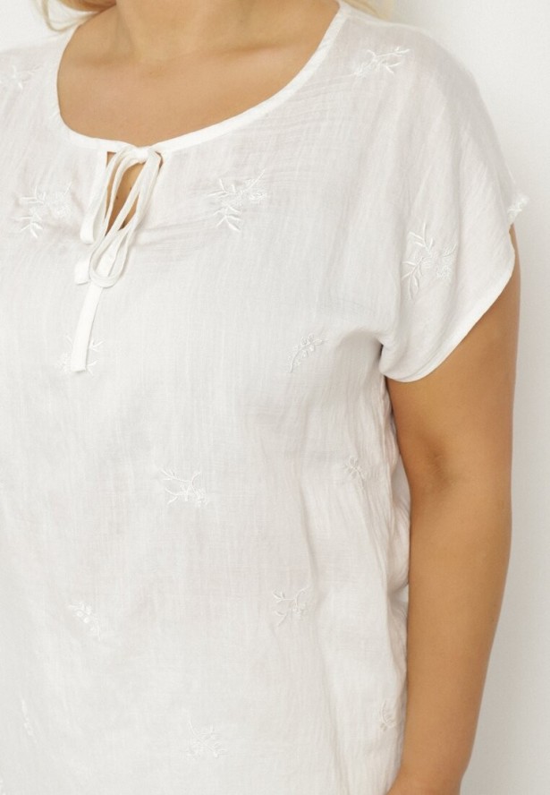 Biała Bluzka z Haftem i Sznurkiem Przy Dekolcie Mepaya