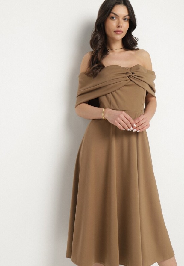 Brązowa Rozkloszowana Sukienka z Odsłoniętymi Ramionami i Drapowaniem Odilene