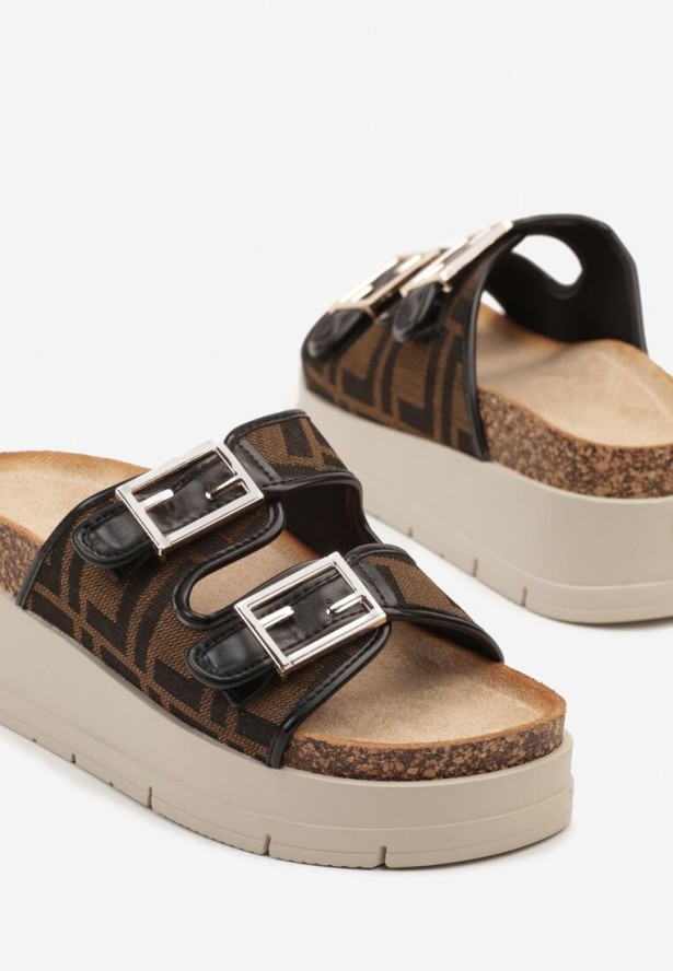 Czarne Klapki na Platformie Ozdobione Geometrycznym Motywem Rinmariela