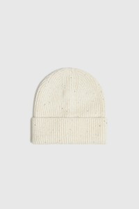 Czapka ozdobiona cekinami biała