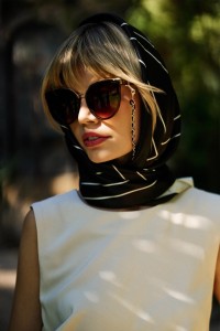 Okulary przeciwsłoneczne ozdobione złotymi elementami czarne