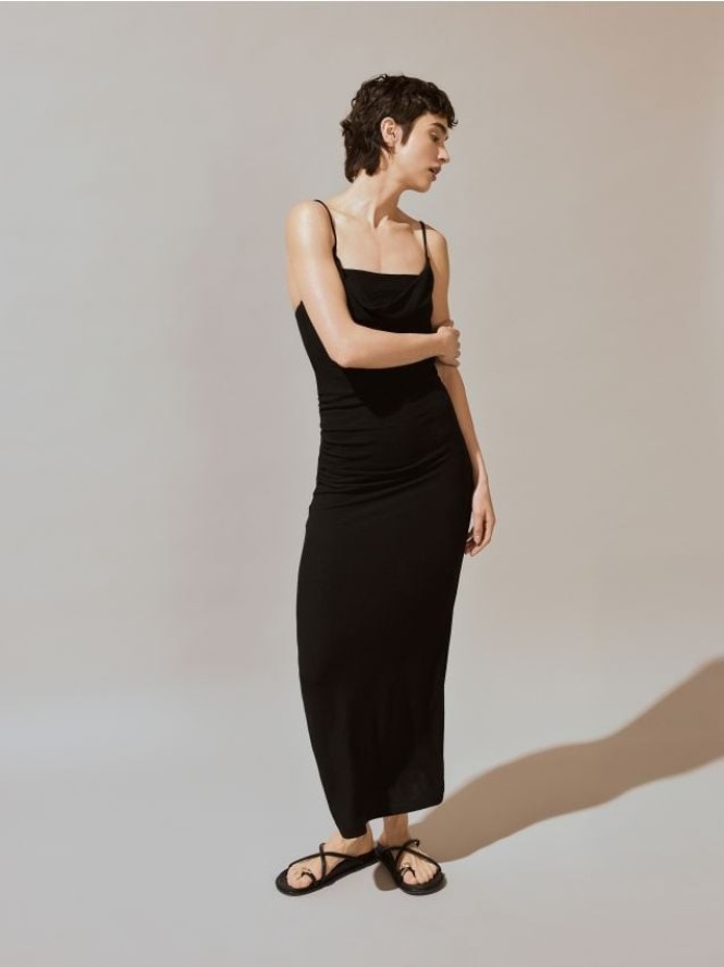 Sukienka na ramiączkach z wiskozą - czarny