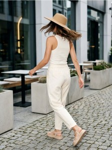 Koszulka w stylu basic z prążkowanej dzianiny - kremowy