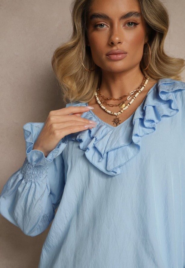 Jasnoniebieska Rustykalna Bluzka z Wiskozą z Dekoltem w Serek i Falbankami Lislimi