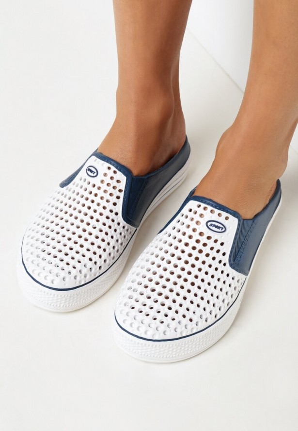 Biało-Granatowe Klapki w Sportowym Stylu z Perforacją na Zakrytym Nosku Jeily