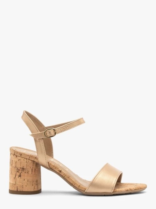 Złote sandały na obcasie obleczonym korkiem