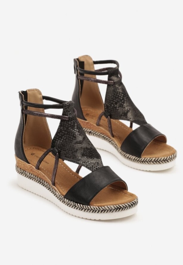 Czarne Sandały na Koturnie z Plecionką Ozdobione Metaliczną Wstawką Zevare