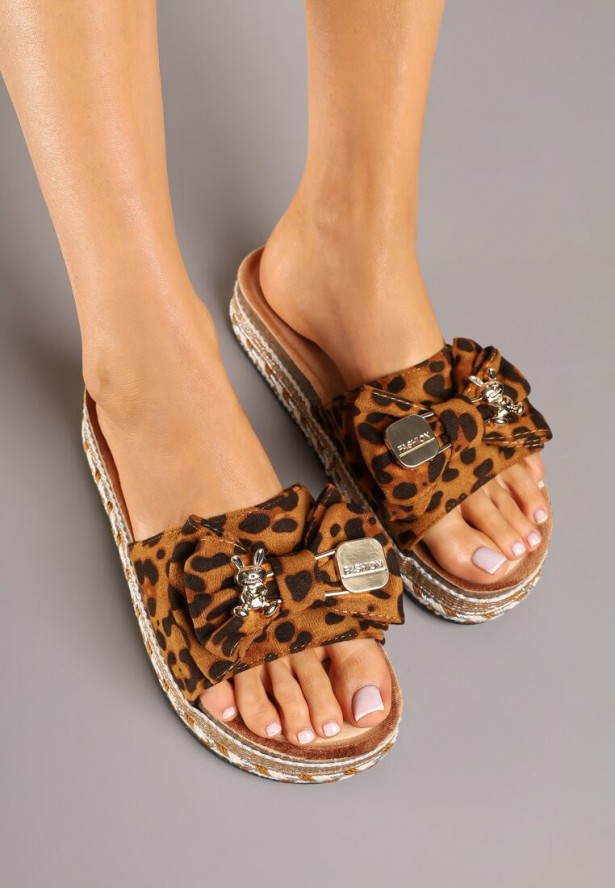 Panterkowe Klapki na Grubej Podeszwie Zdobione Kokardą z Metalicznymi Aplikacjami Tenalenea