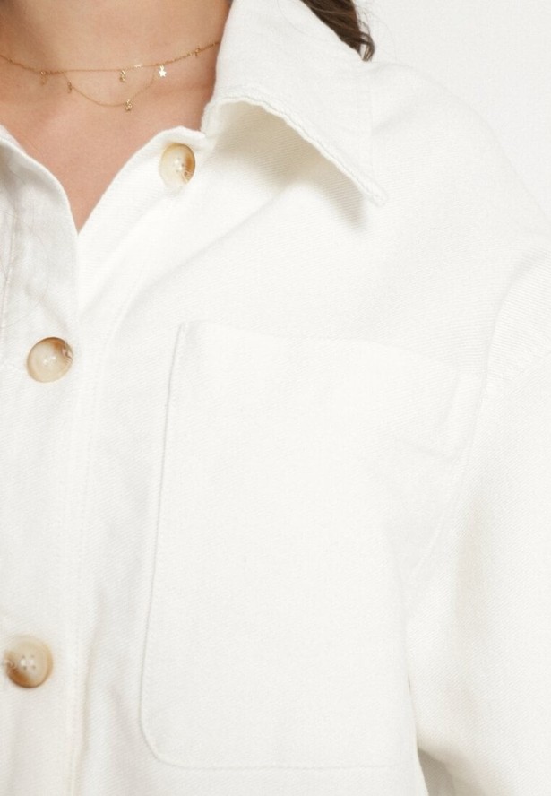 Biała Kurtka Koszulowa z Kieszeniami i Ażurowym Tłoczeniem Kaliven