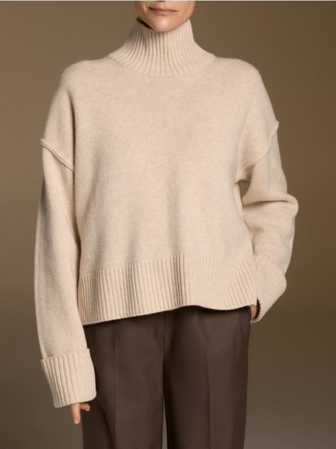 Wełniany sweter z golfem - beżowy