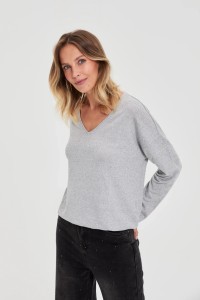 Sweter z dekoltem w serek szary