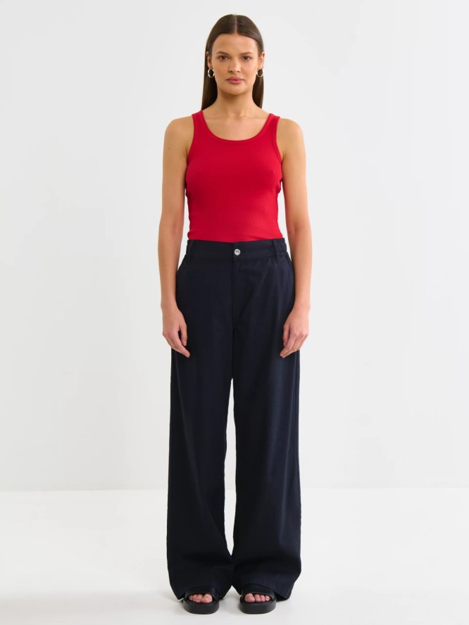 Koszulka damska na ramiączkach prążkowana czerwona Aurela 603