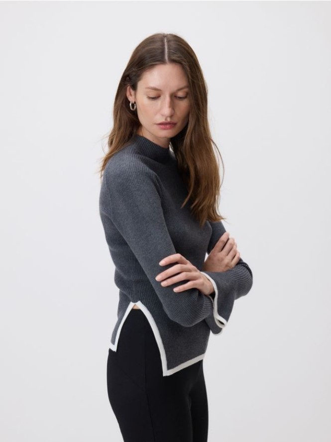 Sweter z kontrastową lamówką - szary