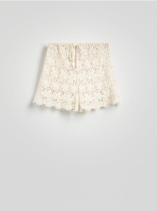Ażurowe szorty plażowe - złamana biel