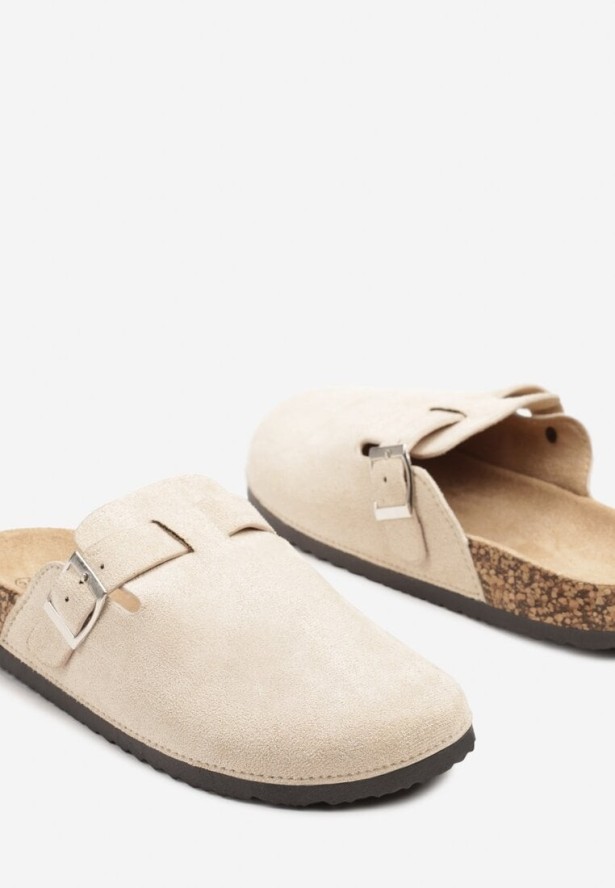 Beżowe Klapki Typu Chodaki z Ekozamszu Zdobione Sprzączką Amustana