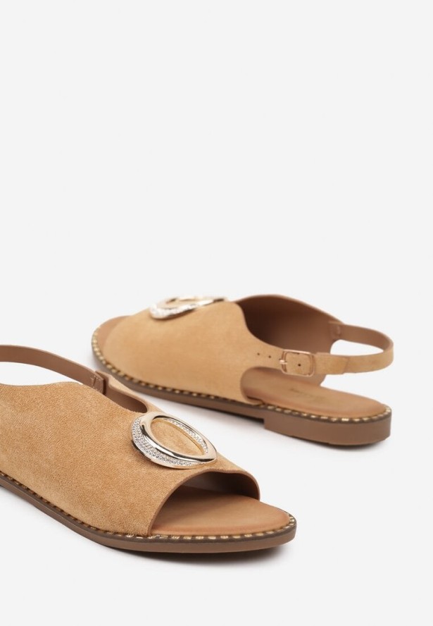 Ciemnobeżowe Sandały z Wycięciem i Metaliczną Okrągłą Aplikacją Orisena