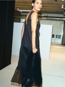 Sukienka midi z koronką - czarny