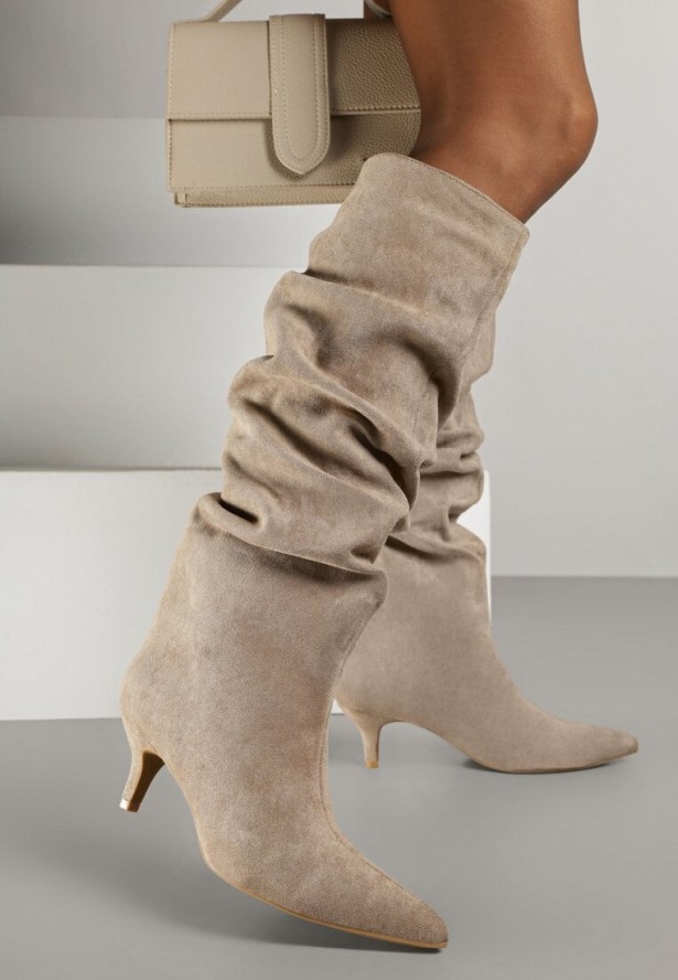 Ciemnobeżowe Marszczone Kozaki na Obcasie Typu Kaczuszka Alevitte