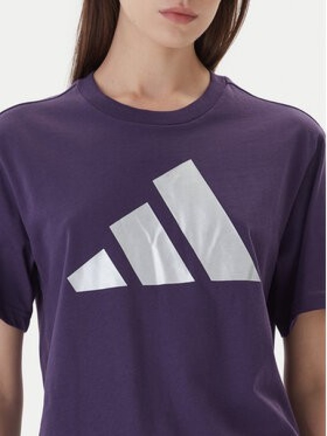 adidas T-Shirt Holiday Metallic Graphic JV8527 Fioletowy Regular Fit