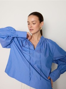 Bawełniana bluzka w paski - jasnoniebieski