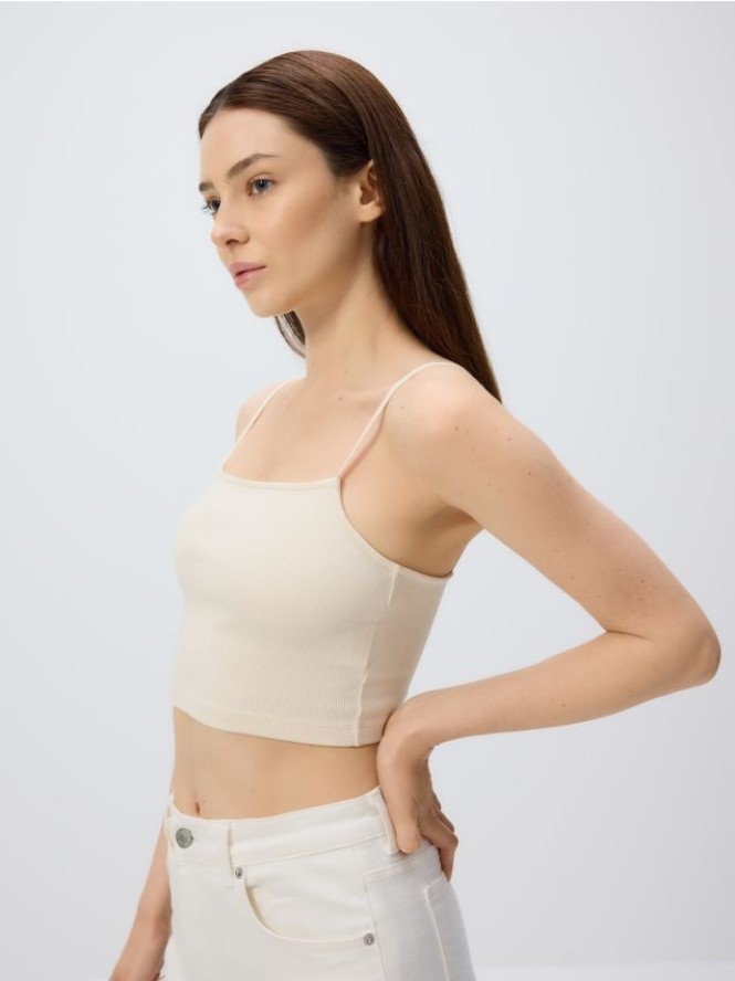 Krótki top na ramiączkach - złamana biel