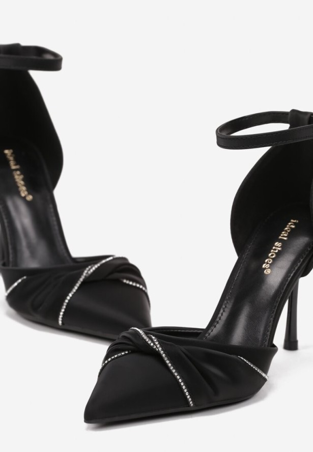 Czarne Szpilki ze Szpiczastym Noskiem Zdobionym Marszczeniem Zapinane na Klamerkę Zivinita