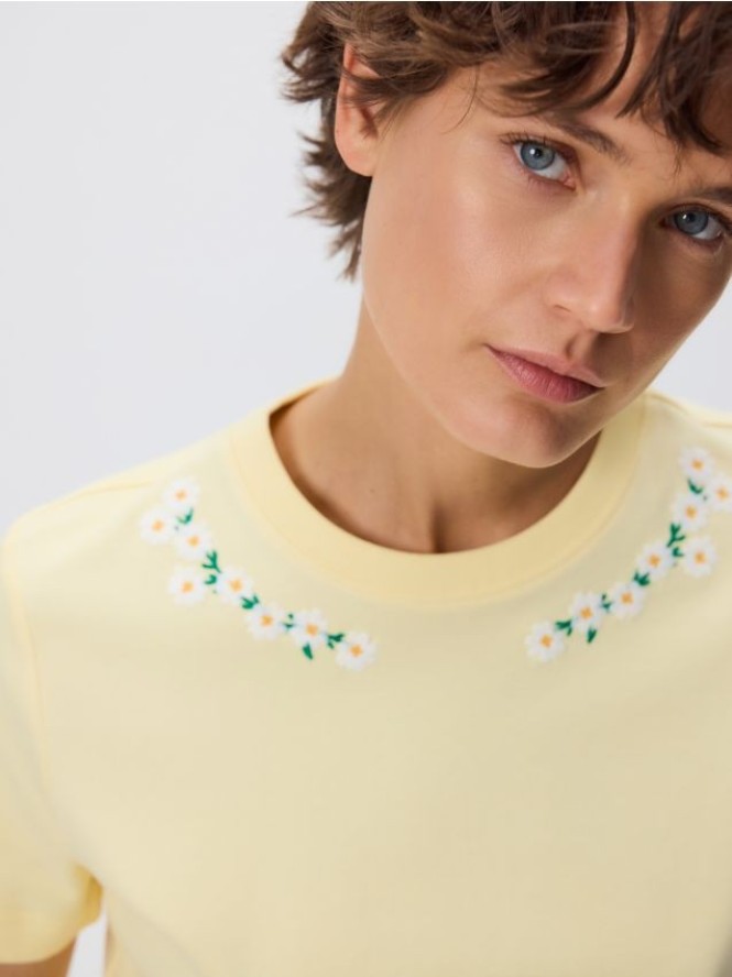 T-shirt z haftem - kremowy