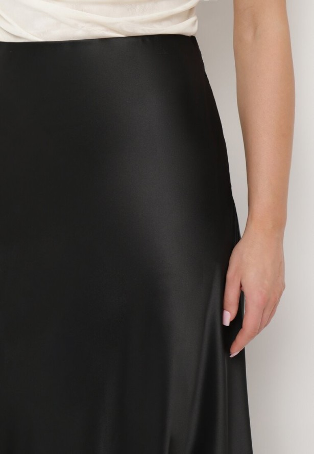 Czarna Rozkloszowana Midi Spódnica Satynowa Zapinana na Suwak z Gumką w Pasie Williwarne