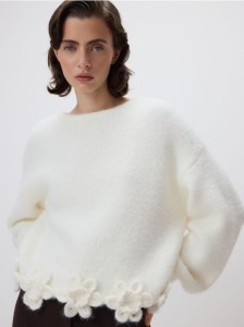 Sweter z kwiatową aplikacją - złamana biel