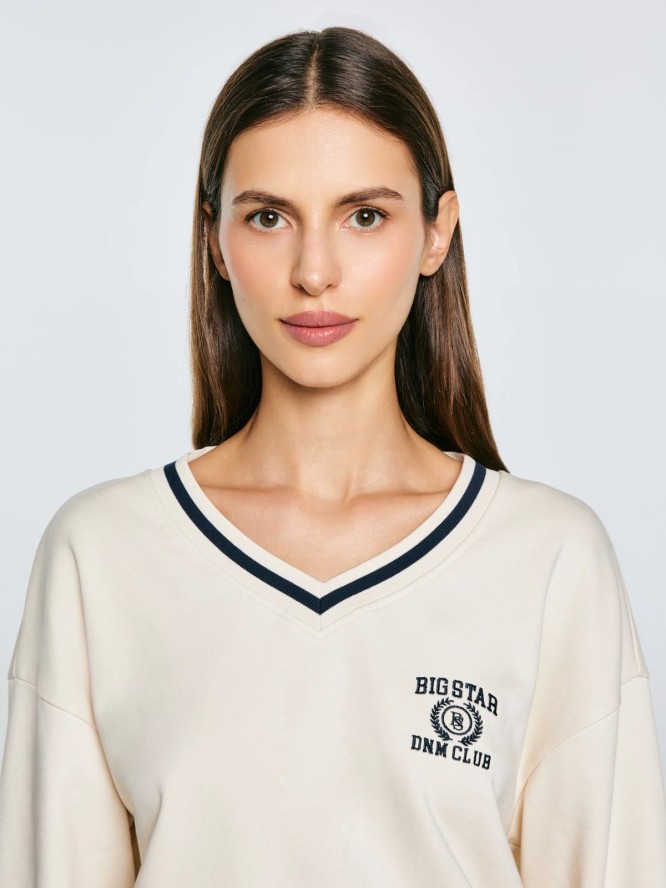 Bluza damska w stylu college z haftem z dekoltem v-neck kremowa Gabriella 103