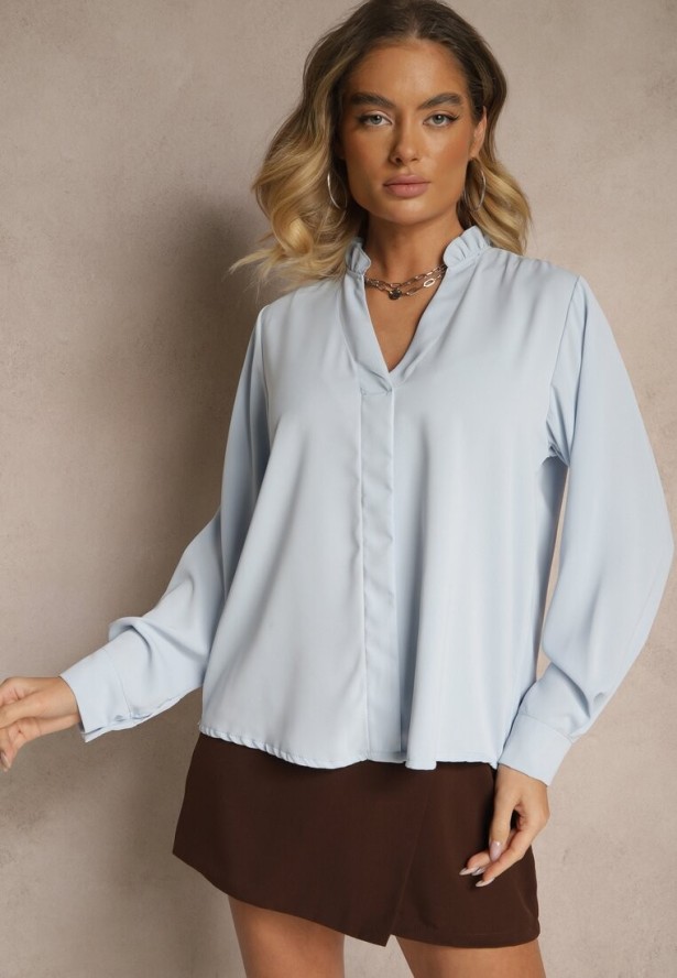 Jasnoniebieska Bluzka z Dekoltem w Kształcie Litery V Zdobionym Falbanką Davissia