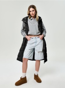 Kamizelka pikowana z kapturem - czarny