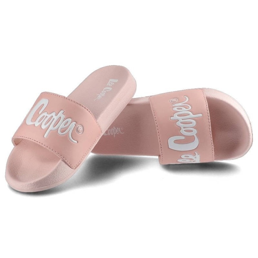 Klapki damskie Lee Cooper, skóra ekologiczna w jasnoróżowym kolorze z szerokim paskiem z tłoczonym logo oraz miękką profilowaną podeszwą, różowe, LCW