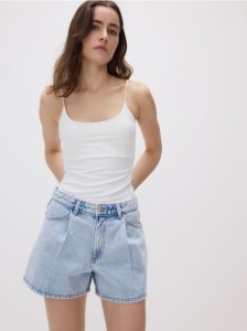 Jeansowe szorty z zakładkami - niebieski