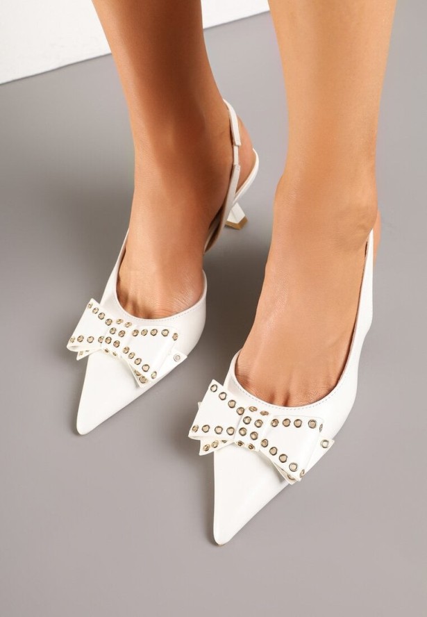 Białe Sandały Slingback na Kaczuszce Zdobione Kokardą z Nitami Rizonna