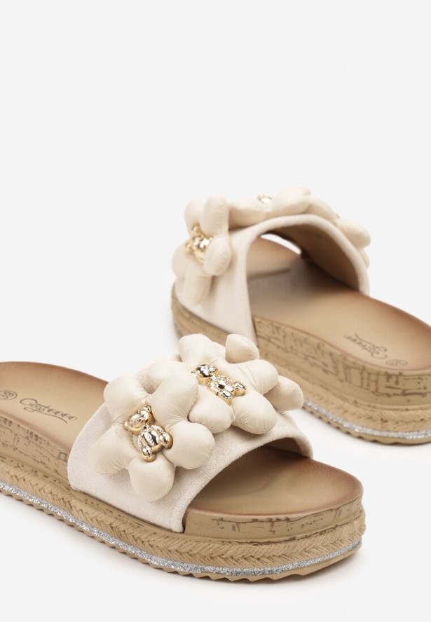 Beżowe Klapki na Platformie Ozdobione Metaliczną Aplikacją Iffamara