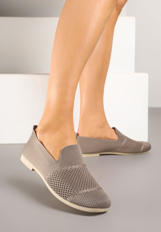 Ciemnobeżowe Mokasyny z Elastyczną Cholewką Zdobione Perforacją Itelliria
