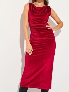 Welurowa sukienka z drapowaniem - czerwony