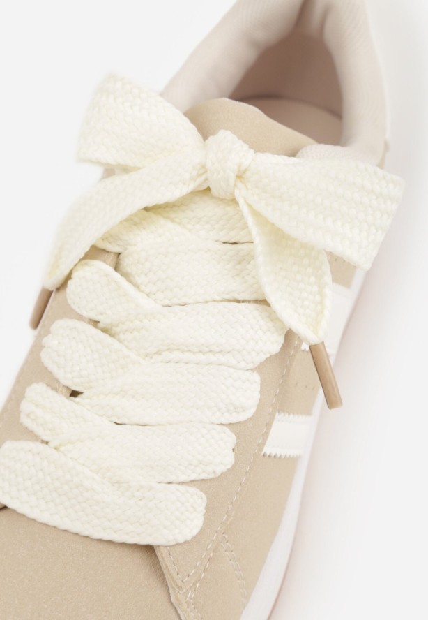 Beżowo-Białe Sneakersy z Ozdobnymi Naszywkami z Boku Galdexis