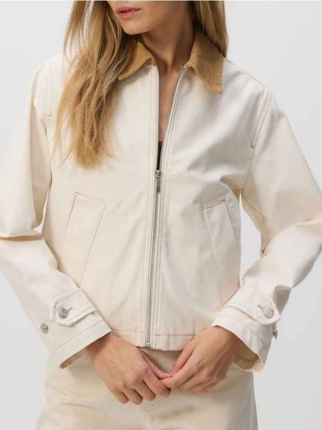 Jeansowa kurtka z kontrastowym kołnierzykiem - złamana biel