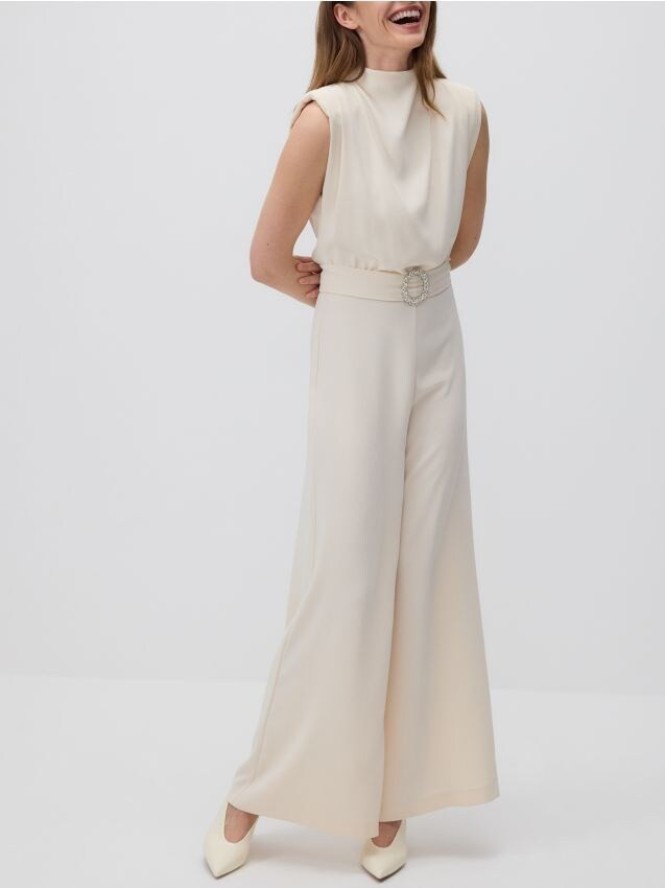 Kombinezon z ozdobnym paskiem - złamana biel