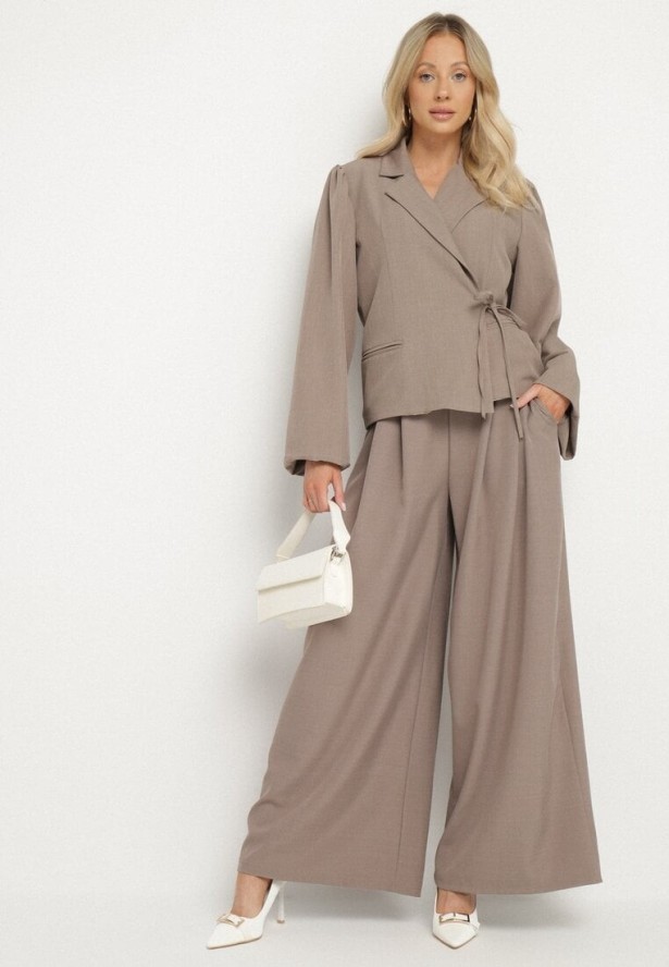 Beżowa Marynarka z Szerokimi Rękawami i Asymetrycznym Wiązaniem Sanessia