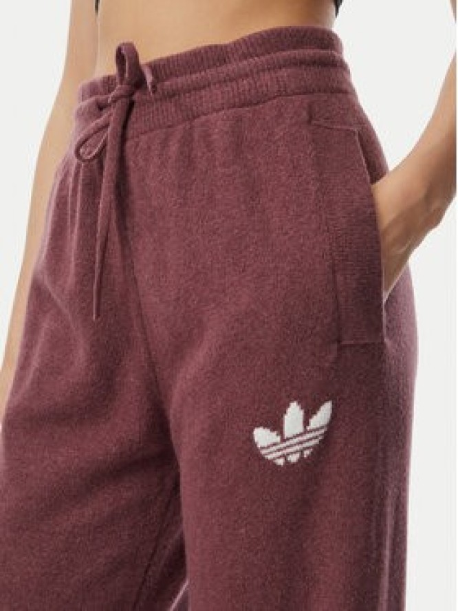 adidas Spodnie dresowe Essentials IA4436 Bordowy Loose Fit