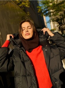 Puchowa kurtka z kapturem - czarny