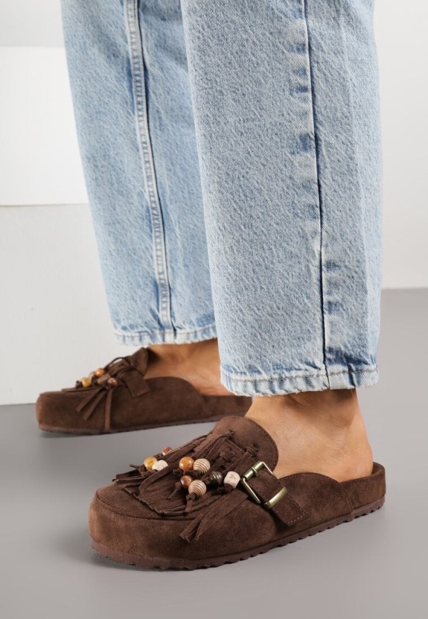 Brązowe Klapki na Grubej Podeszwie z Frędzlami Klamrami i Koralikami Glysnell